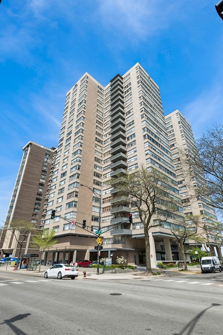6301 N Sheridan Rd Unit 17J, Chicago, IL 60660