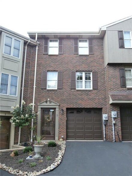 5 Hennig Dr, Pittsburgh, PA 15236