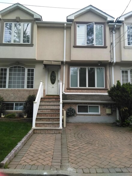 29 Harris Ln, Staten Island, NY 10309