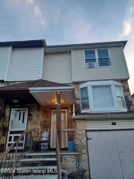20 Field St, Staten Island, NY 10314