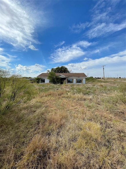 818 E Railroad Ave, Electra, TX 76360
