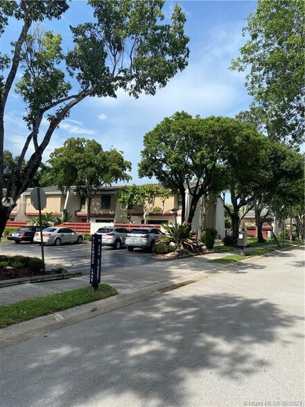3903 Pinewood Ln Unit 207, Hollywood, FL 33021