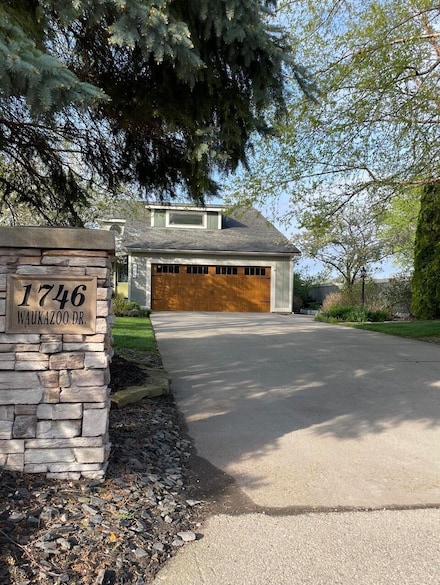 1746 Waukazoo Dr, Holland, MI 49424