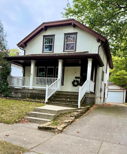 928 N 16th St, Manitowoc, WI 54220