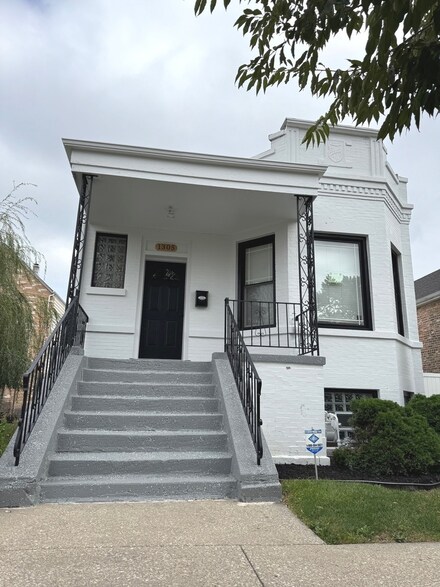 1305 S 57th Ave, Cicero, IL 60804