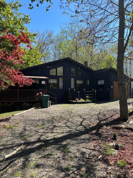 2926 Melody Ln, Tobyhanna, PA 18466