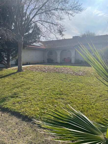 14477 W C St, Kerman, CA 93630