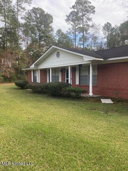 2300 Bertis Goff Rd, Moss Point, MS 39562