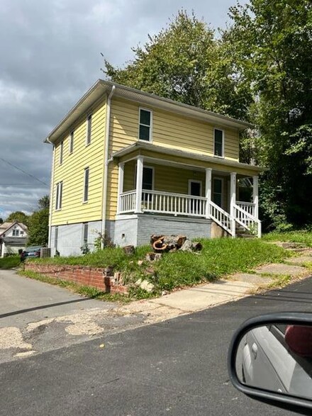 167 N Spring St, Logan, OH 43138