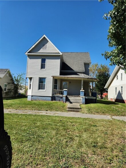 713 S 16th St, Mattoon, IL 61938