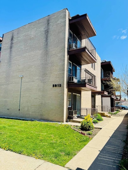 5815 N Spaulding Ave Unit 2B, Chicago, IL 60659