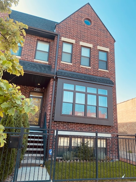 1015 E 43rd St, Chicago, IL 60653