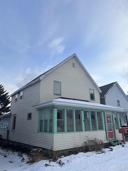 113 Chestnut St, Munising, MI 49862