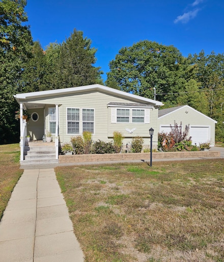 9 Commodore Dr, Sanford, ME 04073