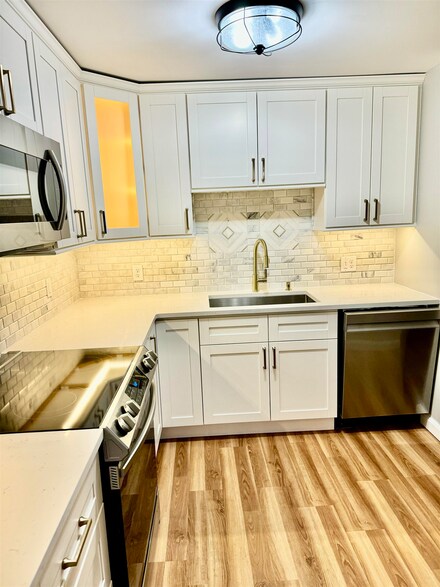 12 Timberwood Dr Unit 201, Goffstown, NH 03045