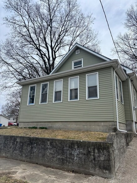 1308 W Taylor St, Bloomington, IL 61701