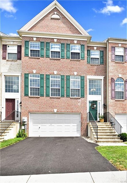 2055 Huntington Ln, Easton, PA 18040