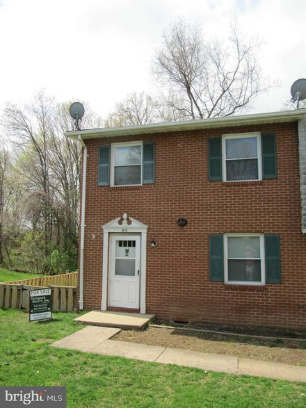 8619 Harrison Ct, Marshall, VA 20115