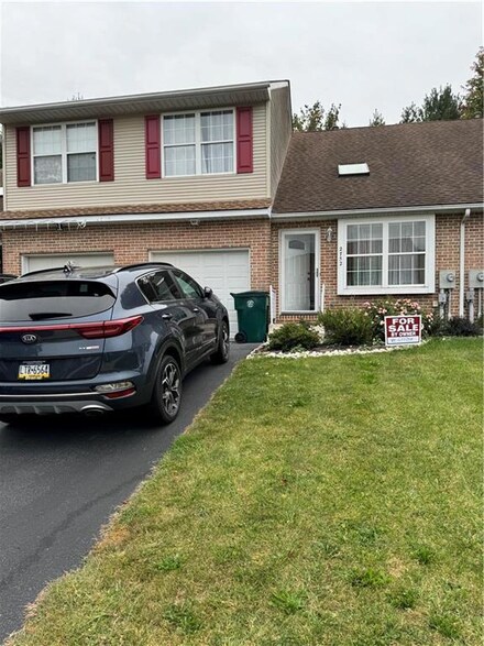 2752 Victoria Ln, Easton, PA 18045