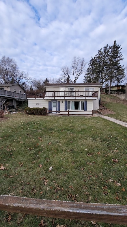 4523 W Lake Shore Dr, Wonder Lake, IL 60097