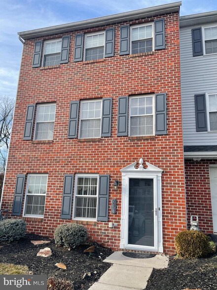 2254 N Point Dr, York, PA 17406
