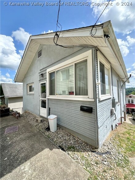 1198 Livingston Ave, Charleston, WV 25302