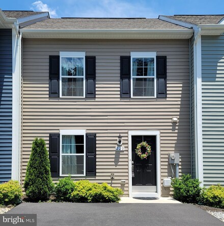 220 Scotch Pine Dr, Bunker Hill, WV 25413