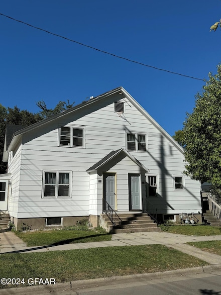 111 N 11th St, Grand Forks, ND 58203