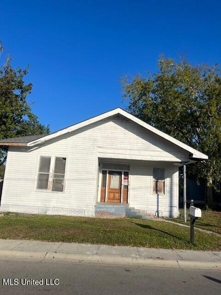 226 Reynoir St, Biloxi, MS 39530