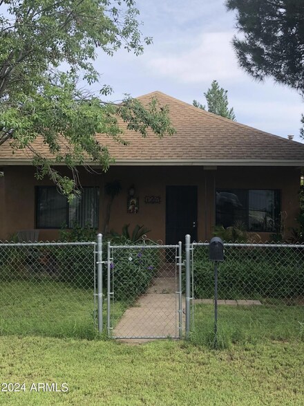 1008 E 19th St, Douglas, AZ 85607