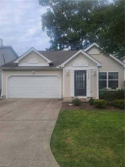 9095 Ashwood Ct, Olmsted Falls, OH 44138