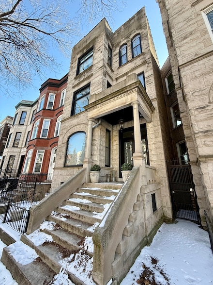 901 W Newport Ave, Chicago, IL 60657