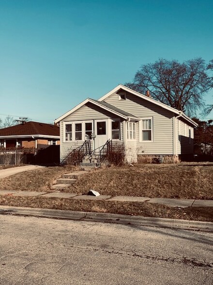 105 S Gretta Ave, Waukegan, IL 60085
