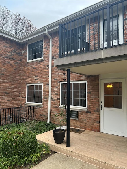 96 Jervis Ave, Farmingdale, NY 11735