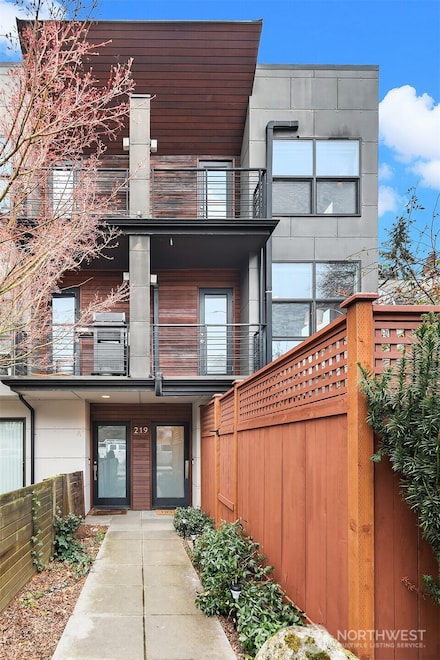 219 12th Ave E Unit B, Seattle, WA 98102