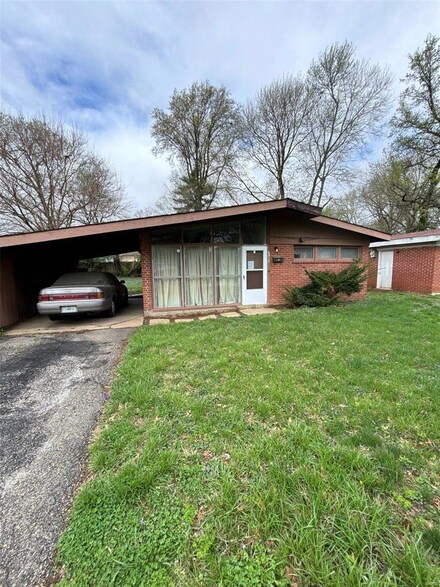 6817 Woodhurst Dr, Saint Louis, MO 63134