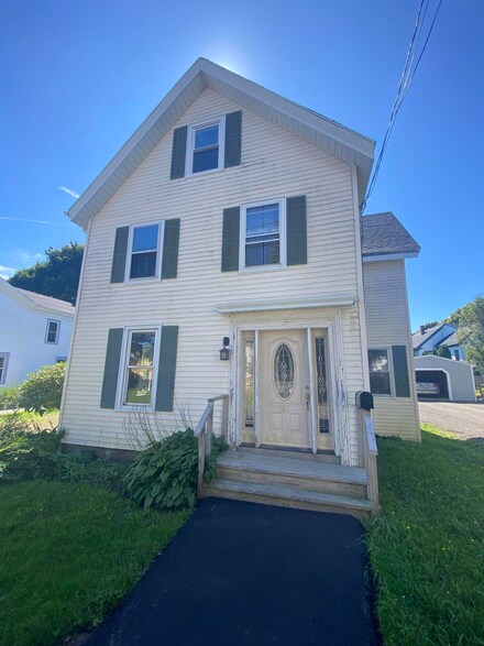 36 Grove St, Rockland, ME 04841