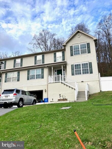 1025 Lily Ln, Temple, PA 19560