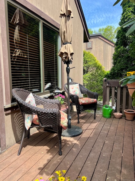 15 Canterbury Ln Unit 15, Avon, CT 06001