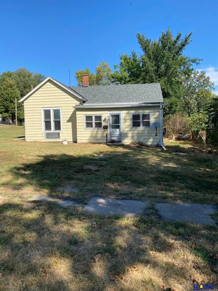 204 E D St, Elmwood, NE 68349