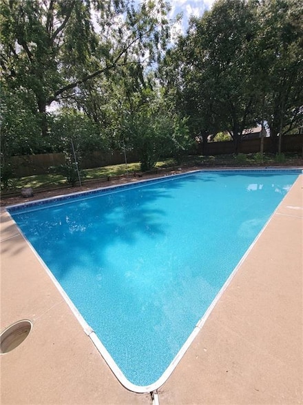 7401 E 130th St, Grandview, MO 64030