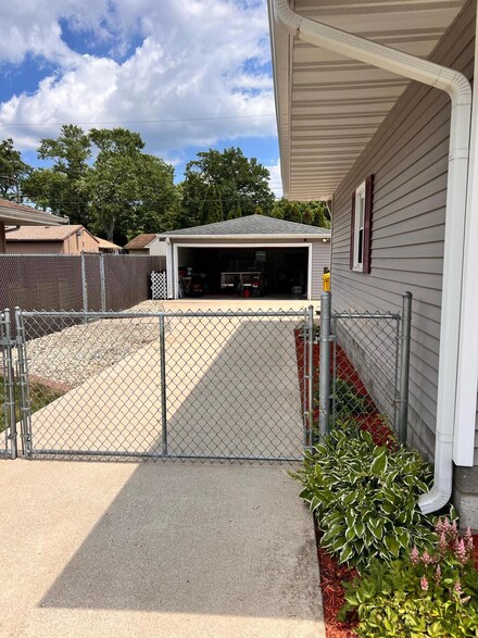 429 N Dwiggins St, Griffith, IN 46319