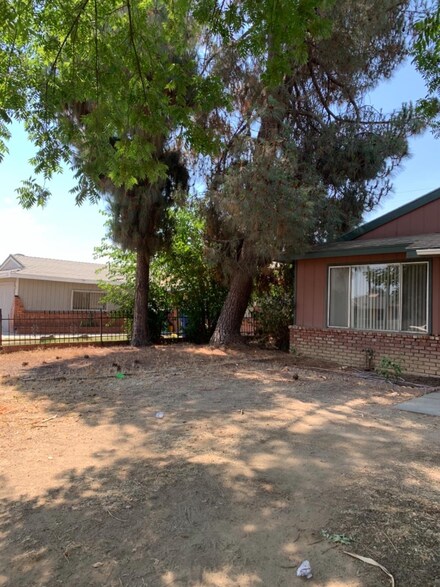 1585 W Oleander Ave, Fresno, CA 93706