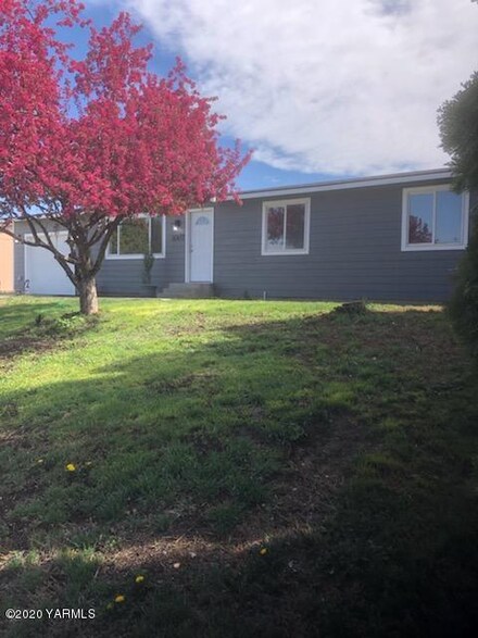 1007 Arikara Dr, Grandview, WA 98930