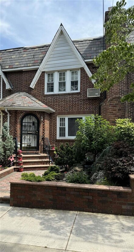 80-08 Penelope Ave, Middle Village, NY 11379