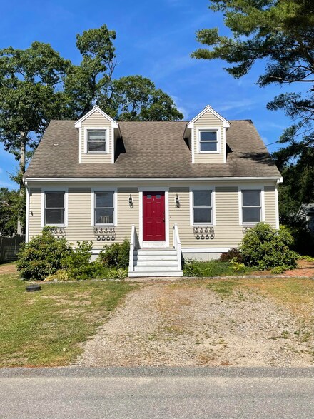 36 Agawam Lake Shore Dr, Wareham, MA 02571