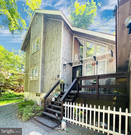 62 E Creek View Dr, Gouldsboro, PA 18424