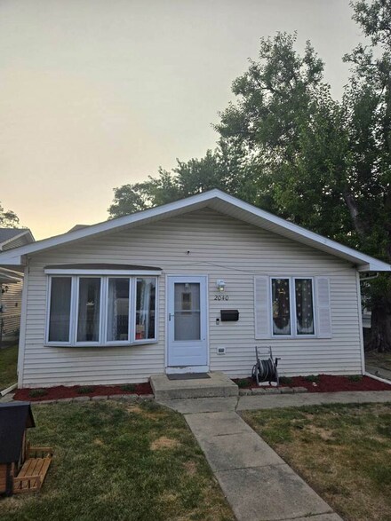 2040 Horeb Ave, Zion, IL 60099