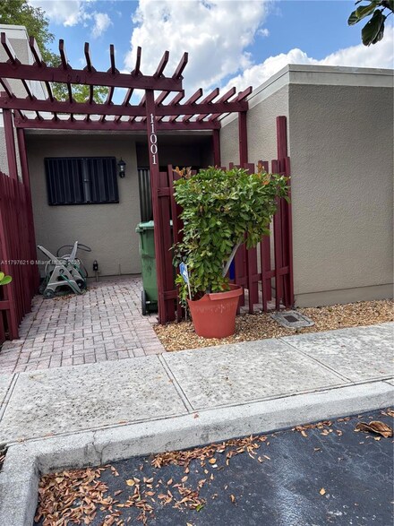 11001 N Lakeview Dr, Pembroke Pines, FL 33026