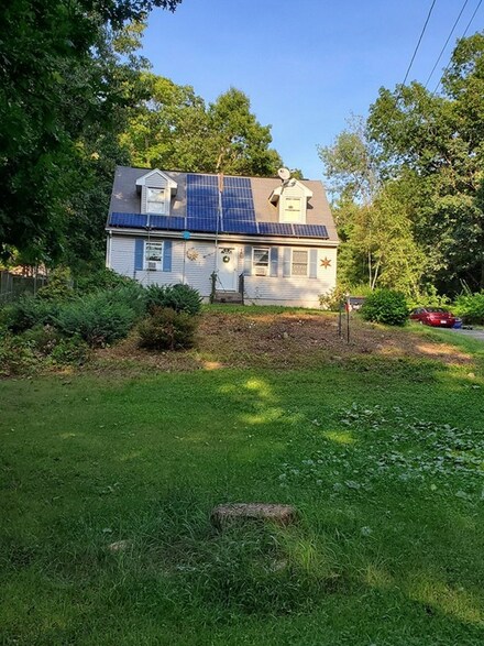 28 Old Thompson St, Palmer, MA 01069